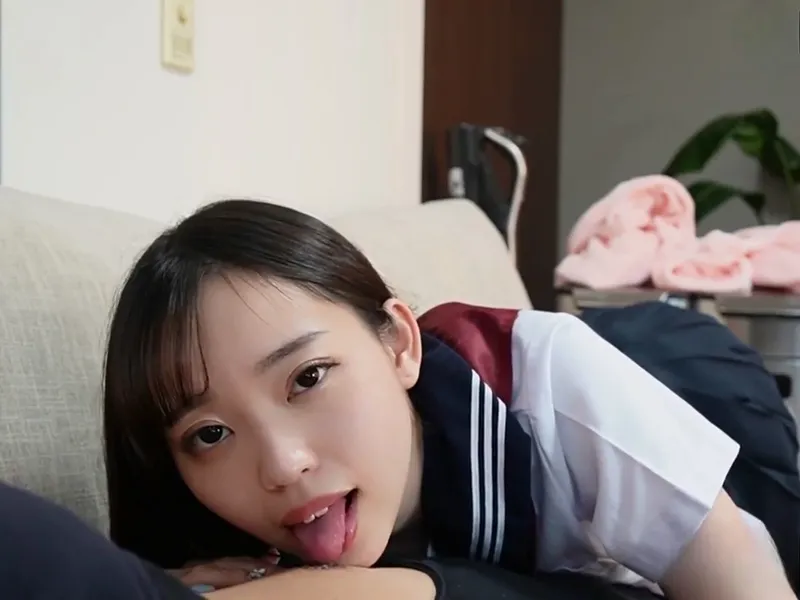 Học sinh nữ ngây thơ bị tên ba cóc chọc cục thịt giả vào lồn